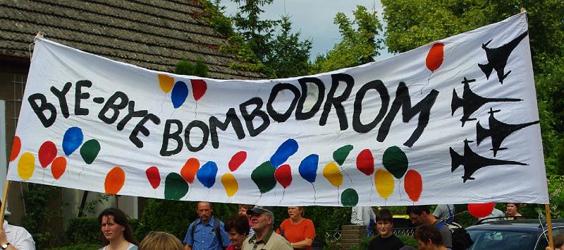 Bild 248.jpg - Am Sonntag, 12. Juli 2009, war die 113. Protestwanderung gegen das "Bombodrom" in Sewekow geplant. Als am 9.7.09 die Entscheidung bekannt wurde, dass von der militärischen Nutzung abgesehen wird, wurde nun ein Freudenfest gefeiert.